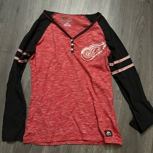 Majestic Women’s Detroit Red Wings Raglan Emblem Red/Black Long Sleeve Top Med